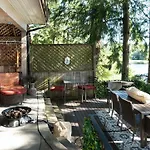 Willow Suite - Lakeside Retreat